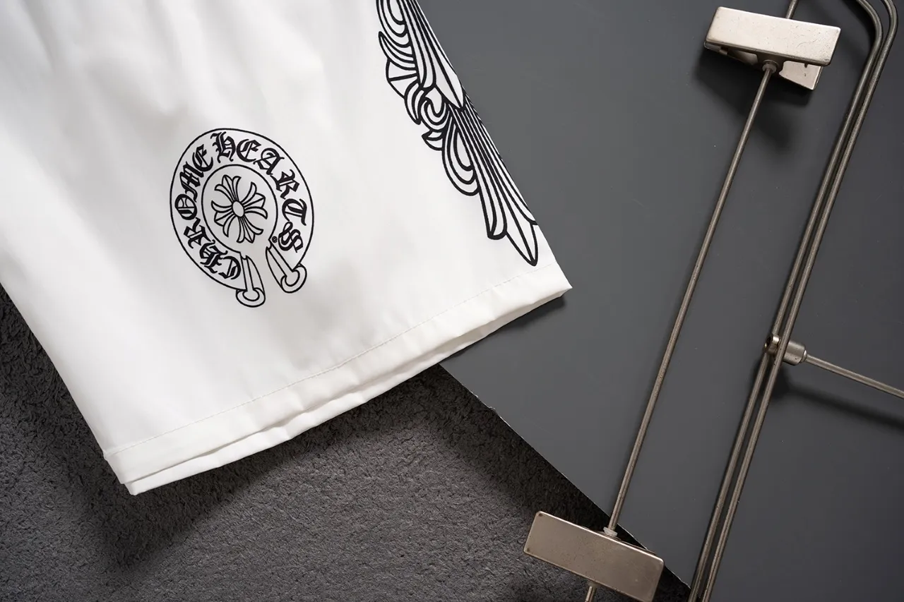 🅿️130 #V2410 [Replenishment all year round] 𝐂𝐡𝐫𝐨𝐦𝐞 𝐡𝐞𝐚𝐫𝐭𝐬 Croix heart new summer beach pants LV classic printed quick-drying three-quarter pants, same style for men and women, the fabric is made of polyester fiber for customers, stain-resistant and wrinkle-resistant, the most suitable material for summer outings It is guaranteed to be cool and comfortable enough at the same time. It is super stylish when you wear it casually. You can clearly see the texture and other things by looking at the photos. It is not an ordinary market material that can seduce a person who wants to go on vacation in minutes. Pockets on both sides. Drawstring at the waist. Very practical design, with impeccable workmanship, details and fit. Can be worn as casual pants or beach pants. A must-have for beach vacations, home leisure, gym equipment, morning running and night running. Practicality takes into account functionality. Color: Black White Size: M-XXXL
